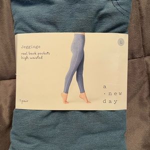 Women’s high waisted jeggings with back pockets